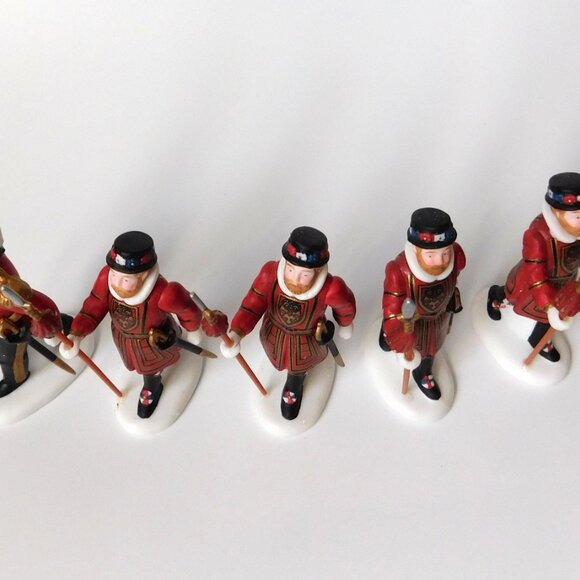 Department 56 Accessory “Yeoman of the Guard” #58397 in box - Picture 4 of 10